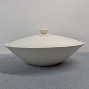 Knowles USA 52-8 Ceramic Covered Casserole Serving Dish White Mid Century Modern